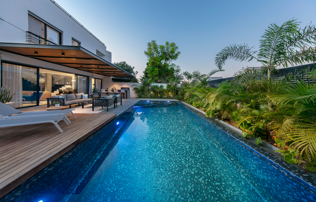 בריכות שחיה רמה אחת מעל כולם!