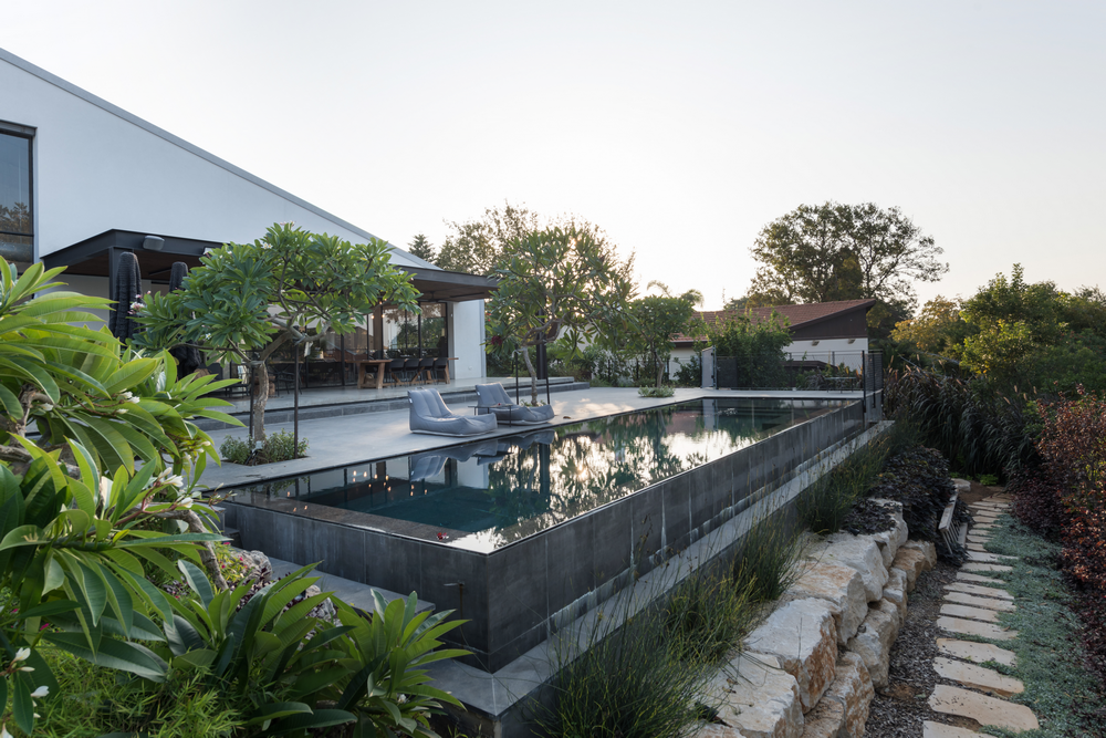 המדריך האולטימטיבי לבניית בריכת החצר האחורית שלך - פלגים בריכות שחיה