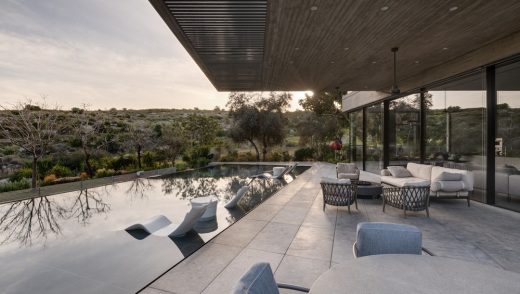 בריכת שחייה פרטית במודיעין – שילוב מדויק בין אדריכלות, נוף ומים